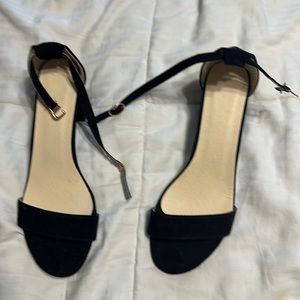 Women’s a black kitten heel